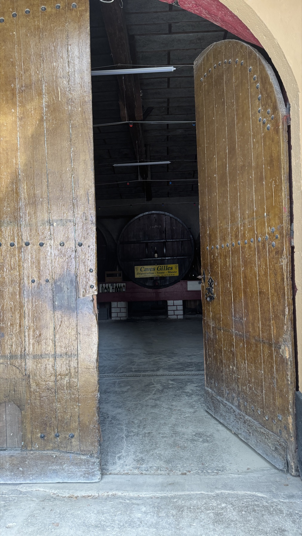 Portes en bois du caveau Gilles Père et Fils